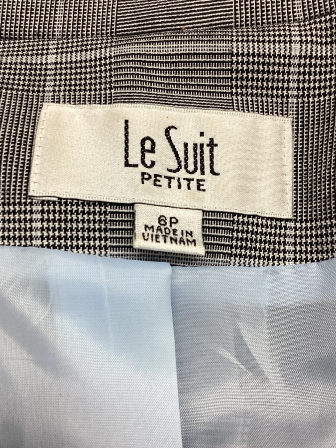 Le Suit