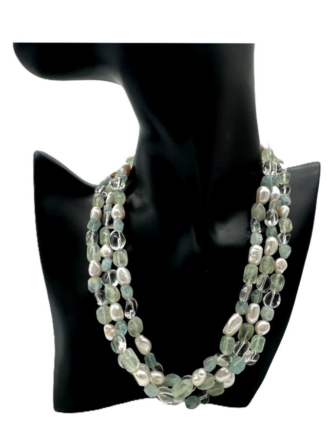 Adorned pearls necklace