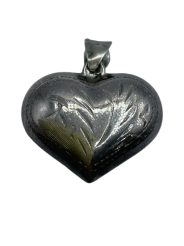 Hollow heart-shaped pendant