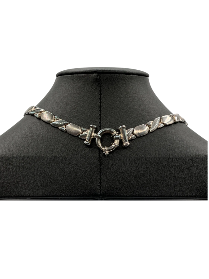 Strong collar necklace