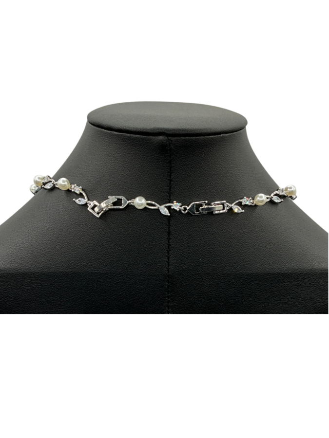 Dainty leaf necklace