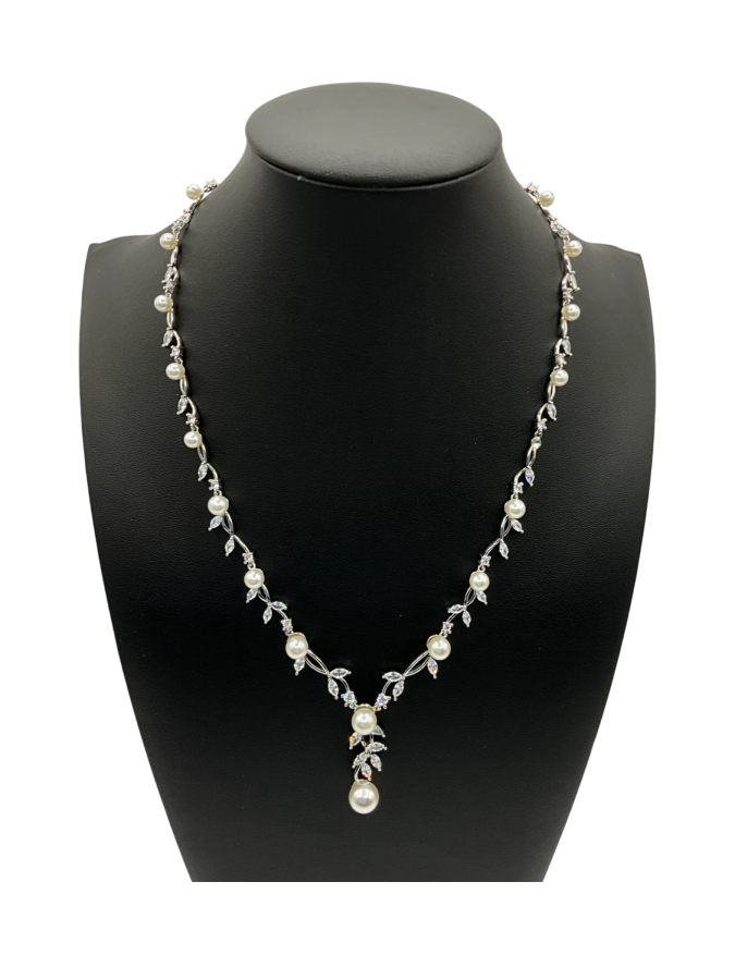 Dainty leaf necklace