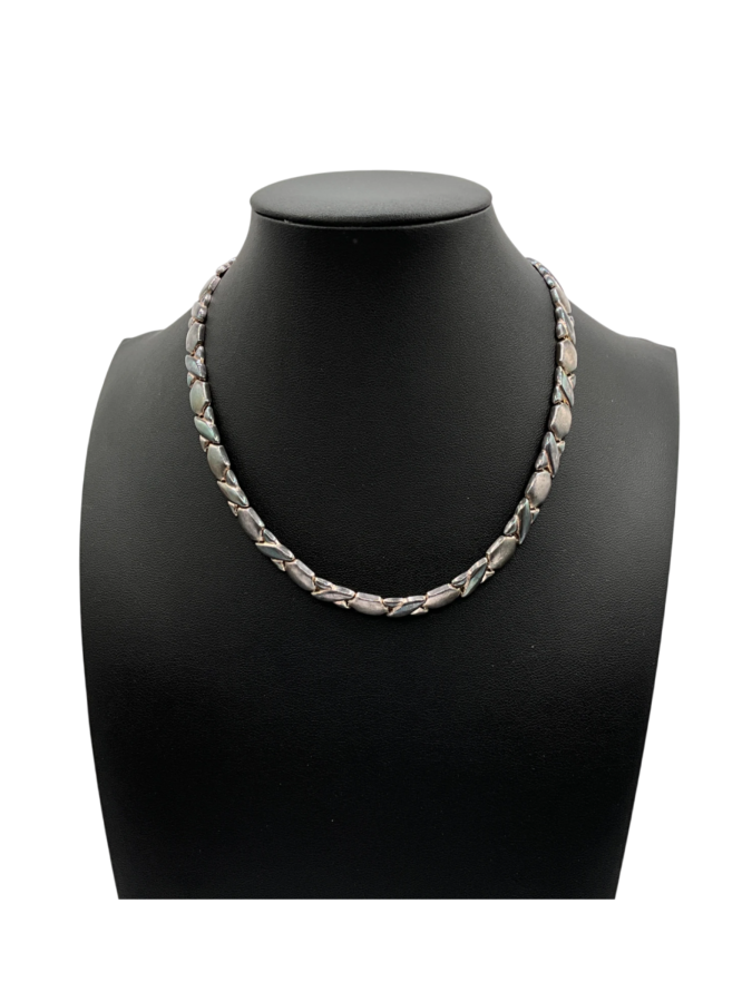 Strong collar necklace