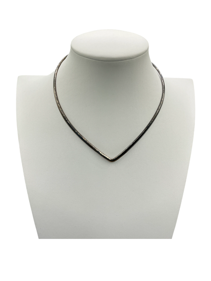 V-shaped choker necklace