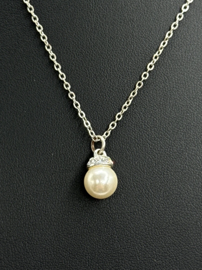 Elegant Pearl Pendant Necklace