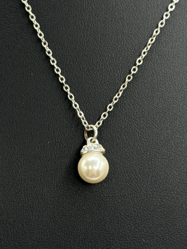 Elegant Pearl Pendant Necklace