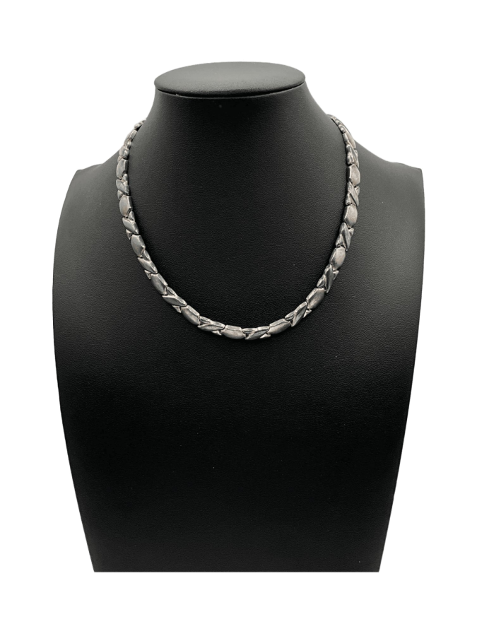 Strong collar necklace