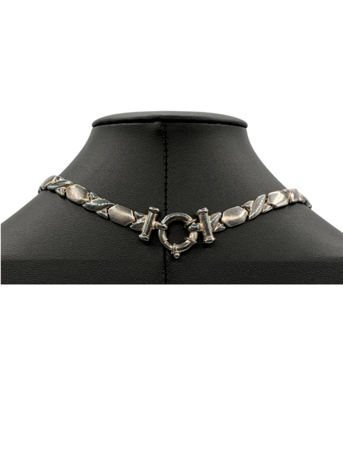Strong collar necklace