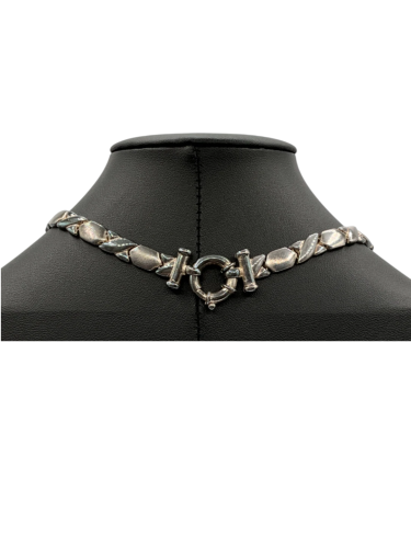 Strong collar necklace