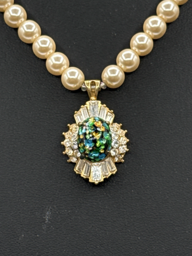 Elegant vintage pendant necklace