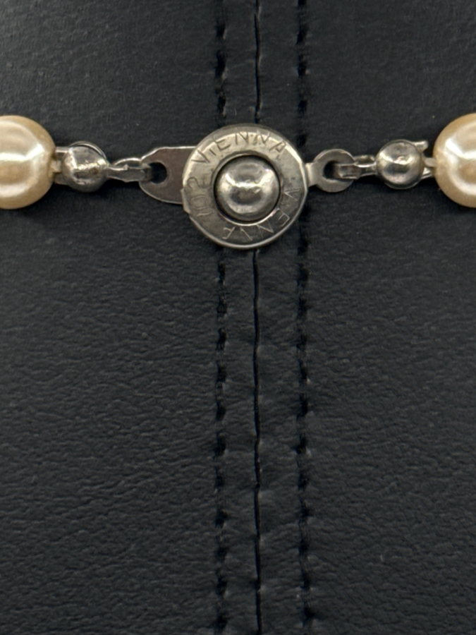 Elegant vintage pendant necklace