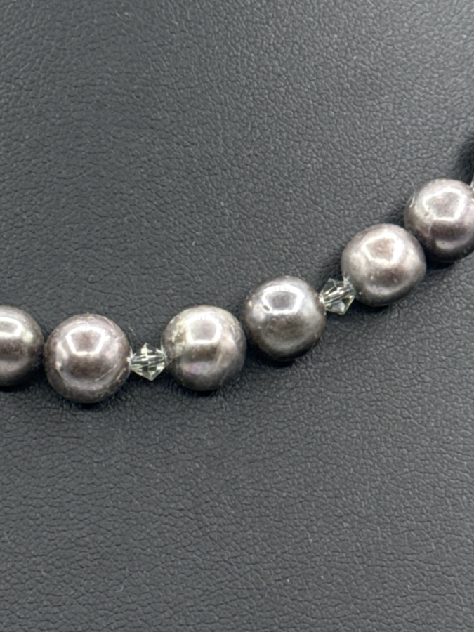 Metal pearl necklace