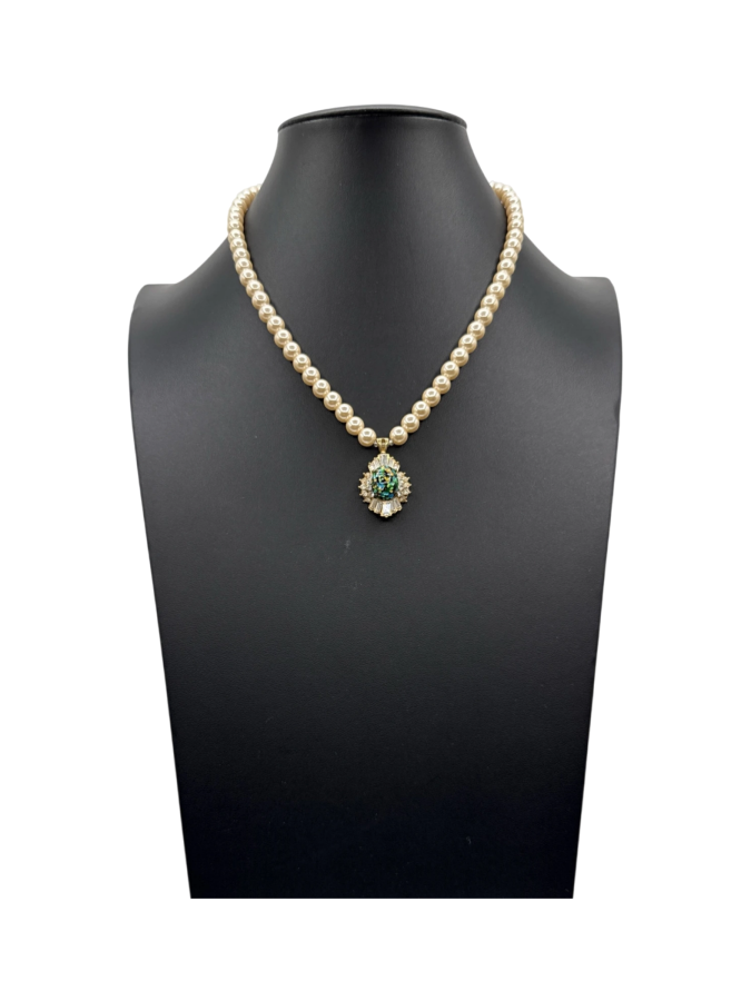 Elegant vintage pendant necklace