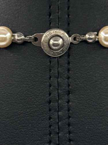 Elegant vintage pendant necklace