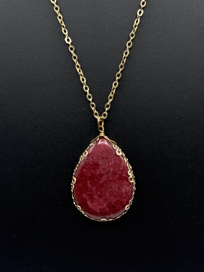 Elegant vintage red stone pendant necklace
