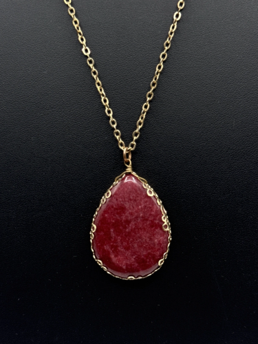 Elegant vintage red stone pendant necklace