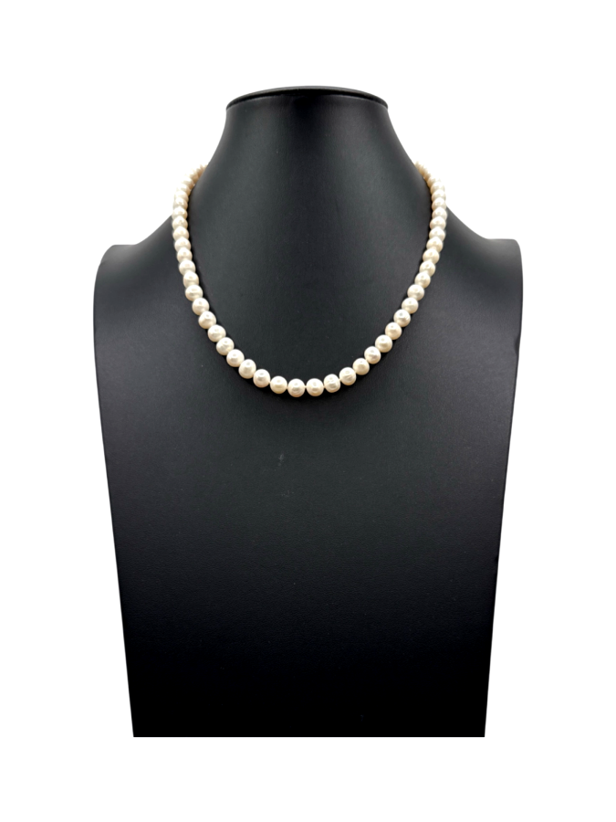 Classic elegant pearl necklace