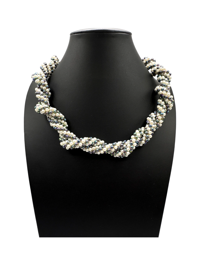 Rope necklace with a mix of pearls