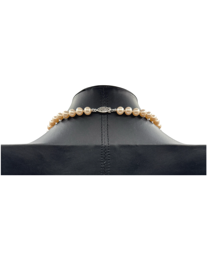 Classic round pearls necklace