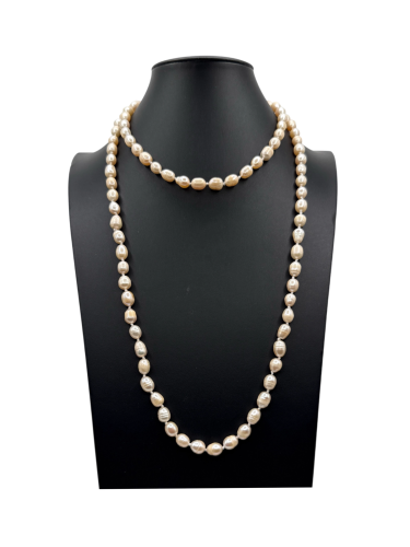 Elegant pearl necklace