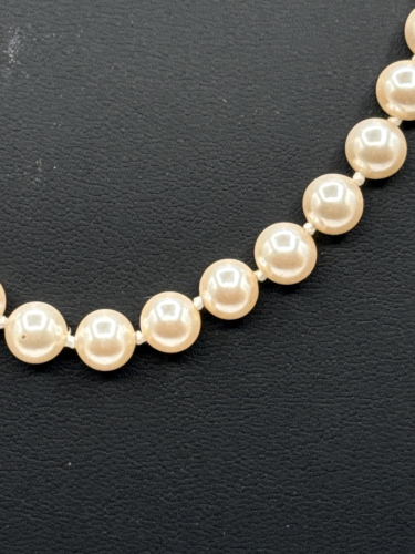 Classic round pearls necklace