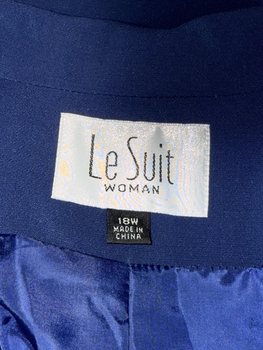 Le Suit