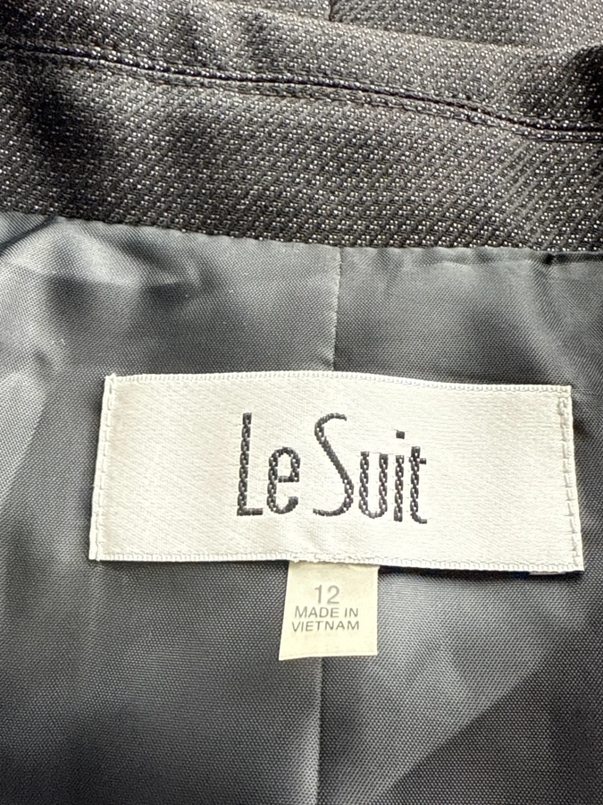 Le Suit
