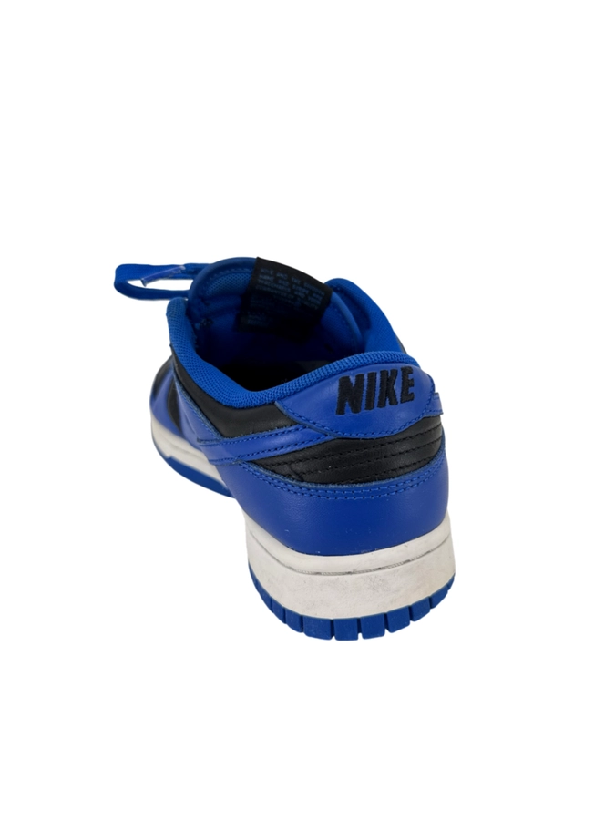 Nike y
