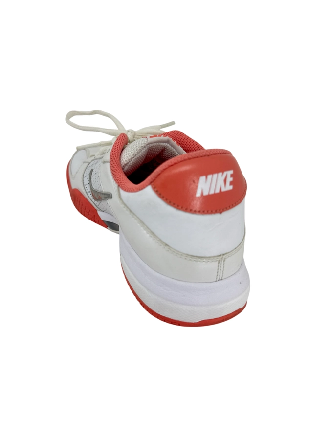Nike y