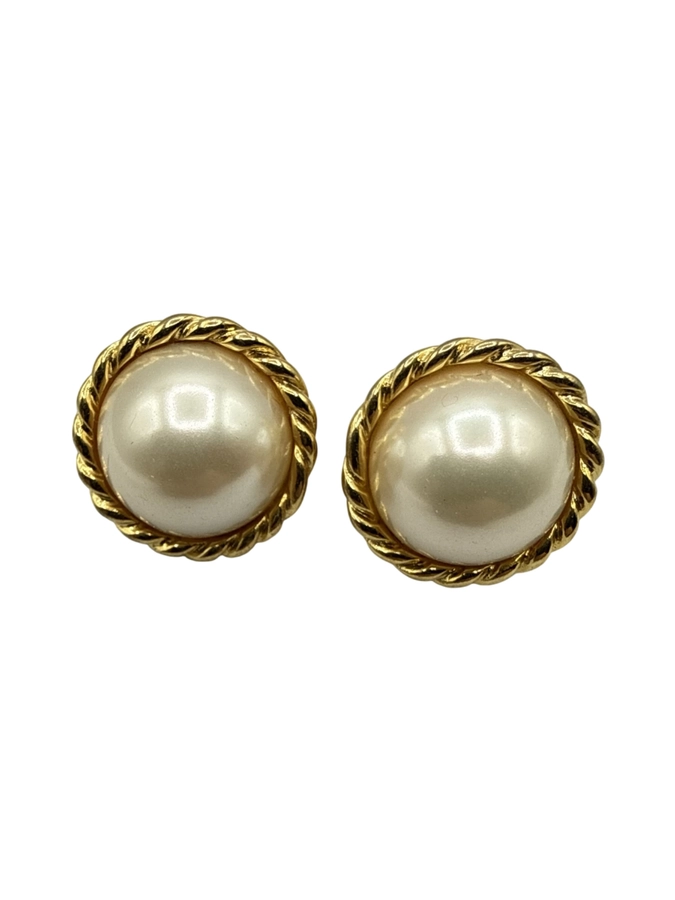 Elegant vintage stud earrings